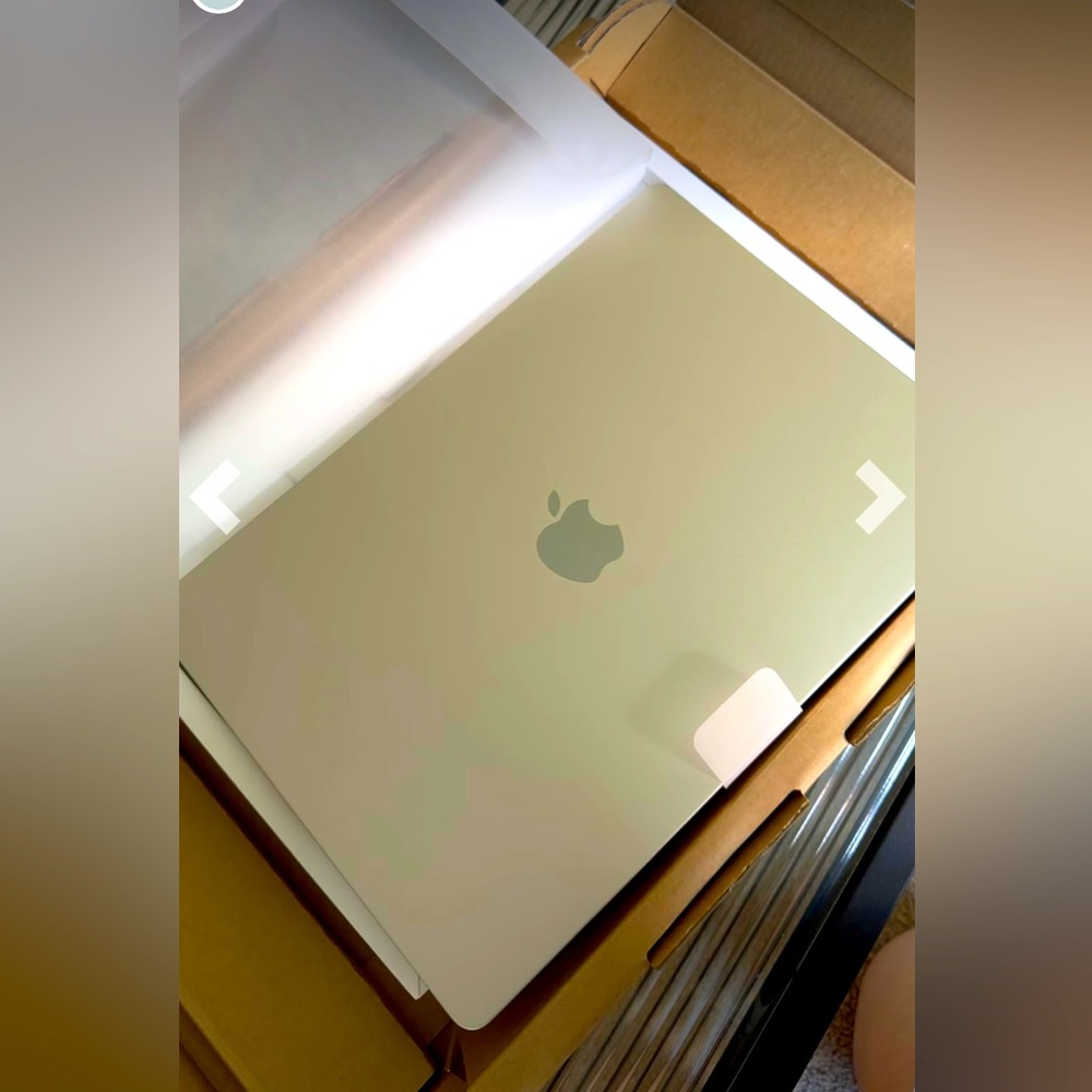2023 MacBook Air 15” 8gb, 512gb, starlight, New, with box, charger, Apple care